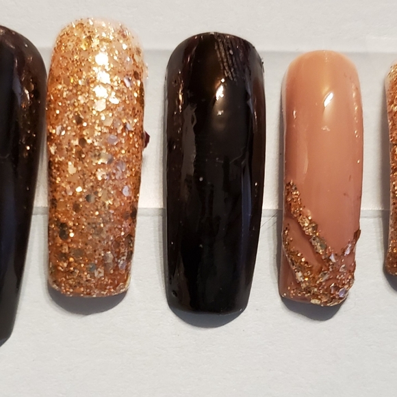 Black n Gold Nails - Picture 1 of 3